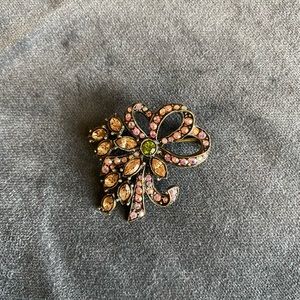 Loft brooch